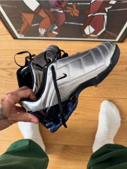 nikee. total 90 secutor shox magia metallic silver