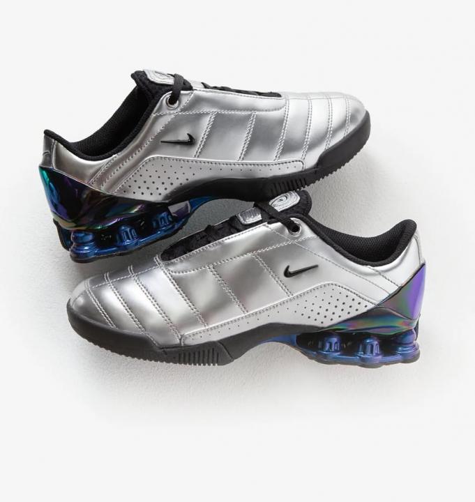nikee. total 90 secutor shox magia metallic silver
