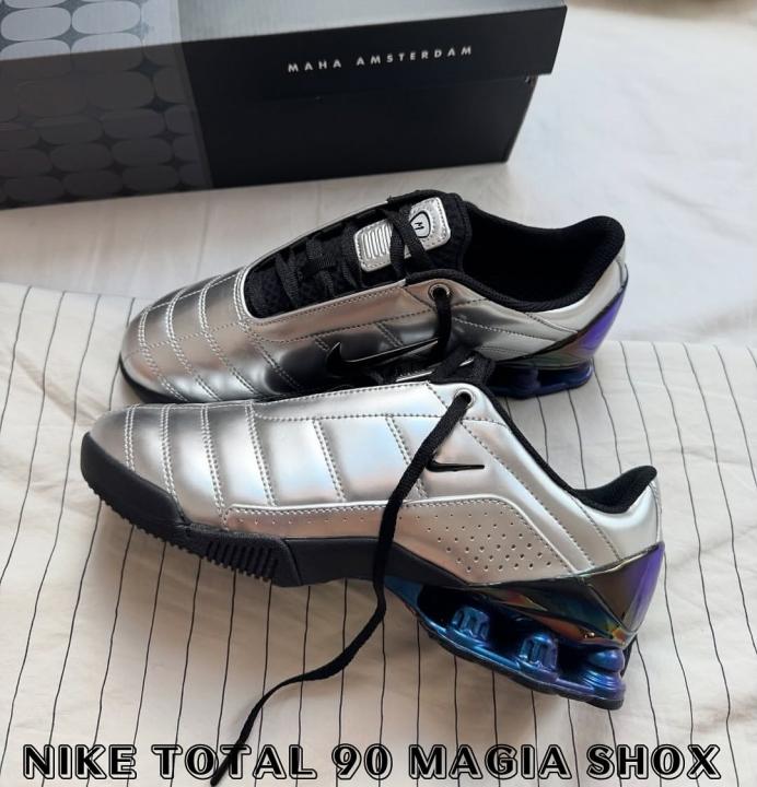 nikee. total 90 secutor shox magia metallic silver