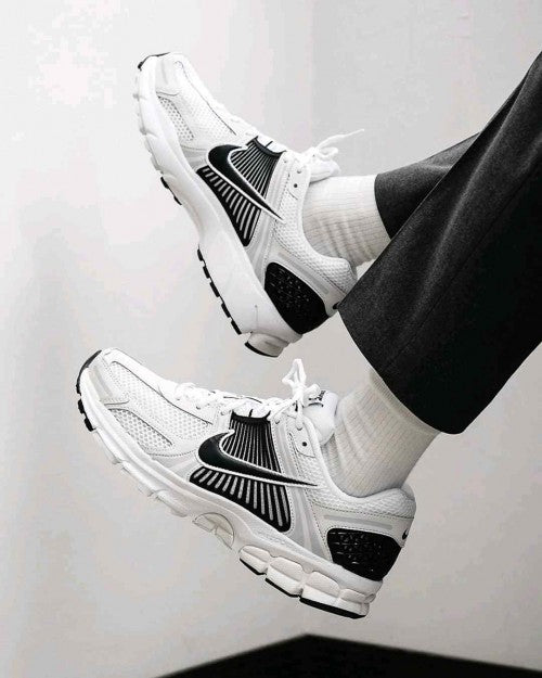 Nikee Zoom Vomero 5 White Black