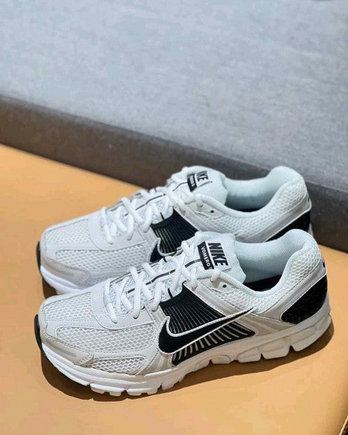 Nikee Zoom Vomero 5 White Black