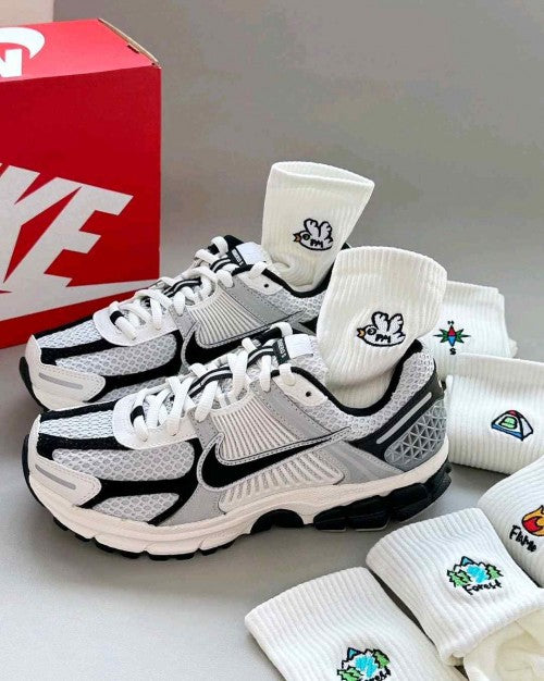 Nikee Zoom Vomero 5 Photon Dust Black