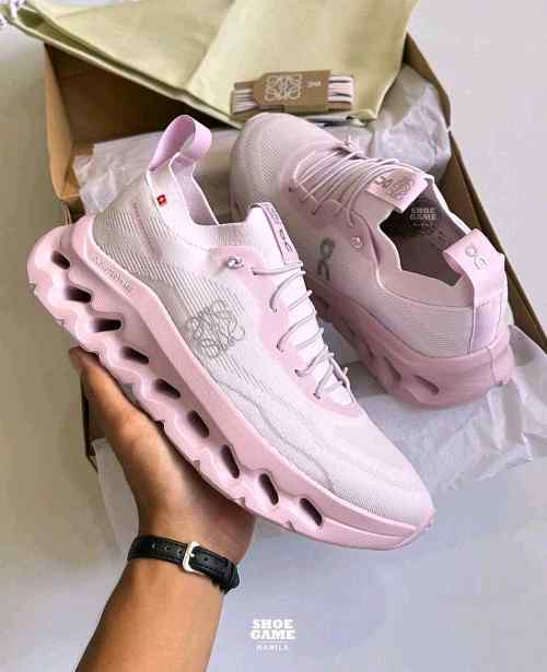 On Cloudtilt running Loewe Pale Pink