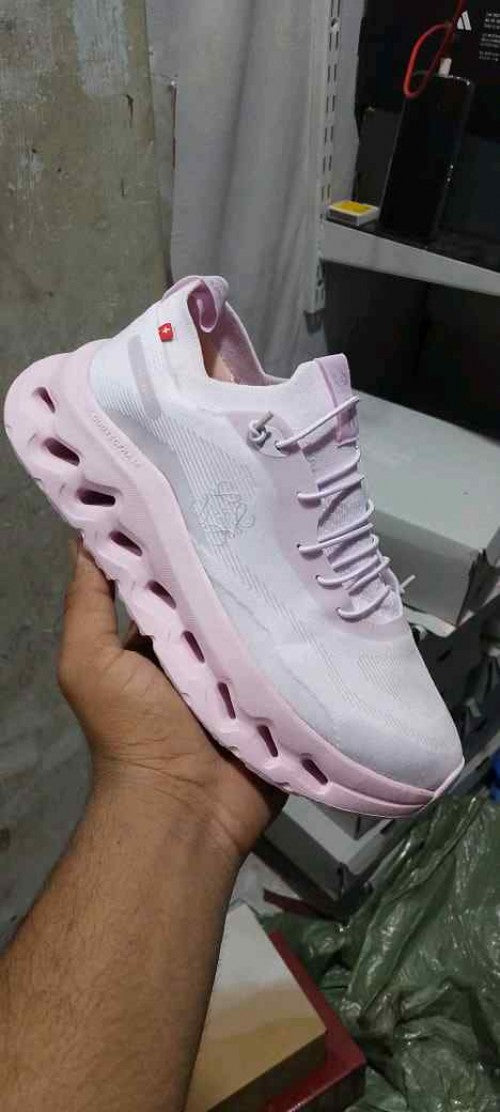 On Cloudtilt running Loewe Pale Pink