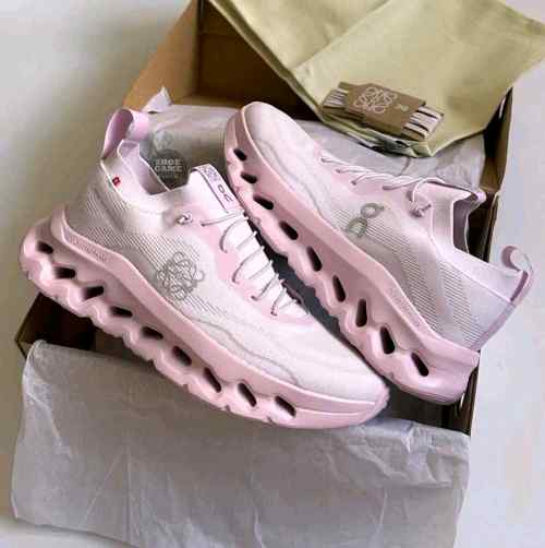 On Cloudtilt running Loewe Pale Pink