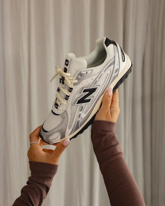 Neww Balance 204L Silver Black Metallic