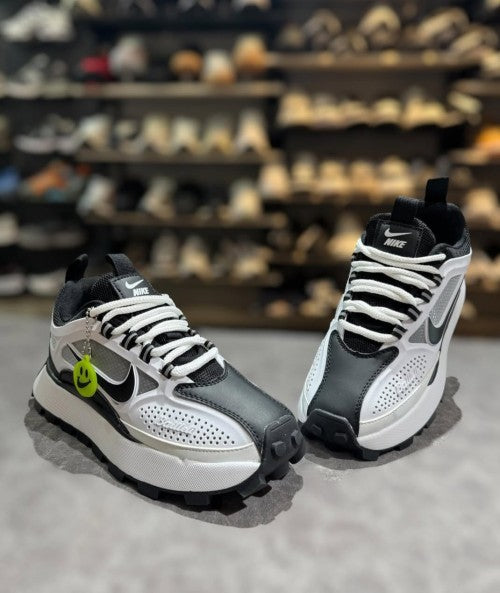 NIk_e bailleli platform sneaker black white