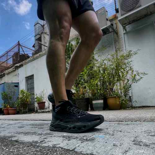 On Cloud surfer Max Black Eclipse