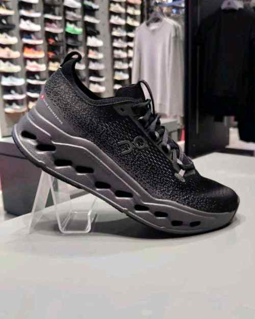 On Cloud surfer Max Black Eclipse