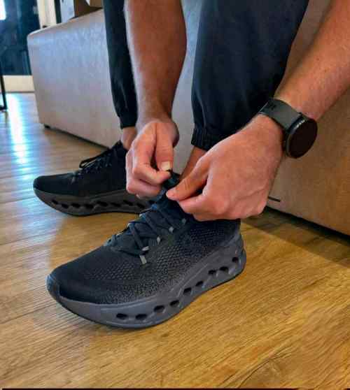 On Cloud surfer Max Black Eclipse