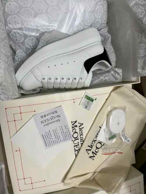 Alexandar McQueen White Black Premium Packing 184