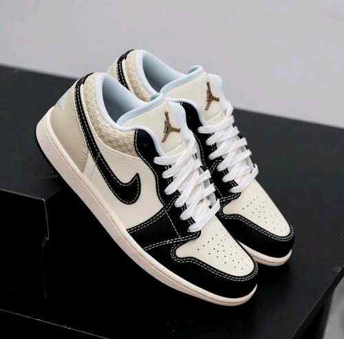 Nik_e Air Jordan Retro 1 Low SE Coconut Milk 175